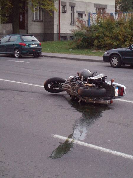 Motorkář v Kladně měl v pátek večer velké štěstí srážku s octávií naštěstí přežil.