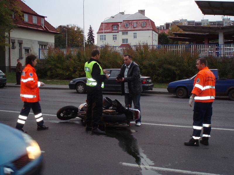 Motorkář v Kladně měl v pátek večer velké štěstí srážku s octávií naštěstí přežil.