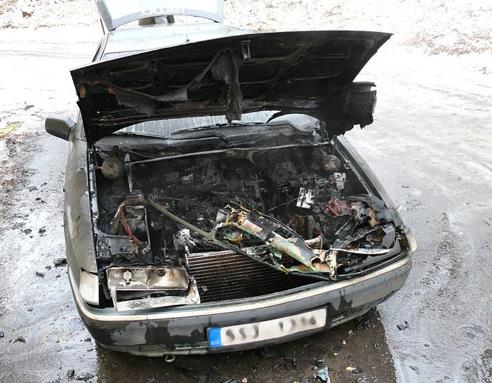 Likvidace úterního požáru citroenu nedaleko kladenského autobusového nádraží.