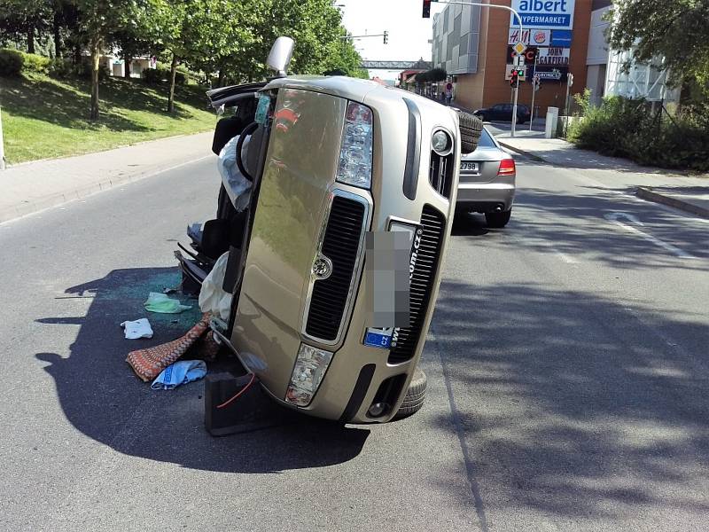 Silnice před OC Central v ulici Petra Bezruče v Kladně byla nějakou dobu zcela neprůjezdná.