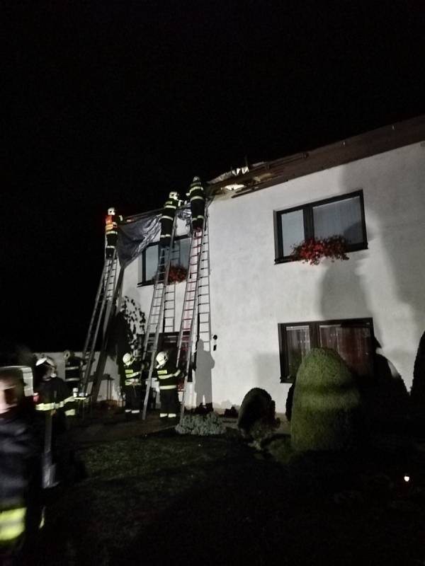 Fotografie z větrné pohromy v Chrášťanech, kdy vichr lámal stromy, trhal střechy i zničil stodolu