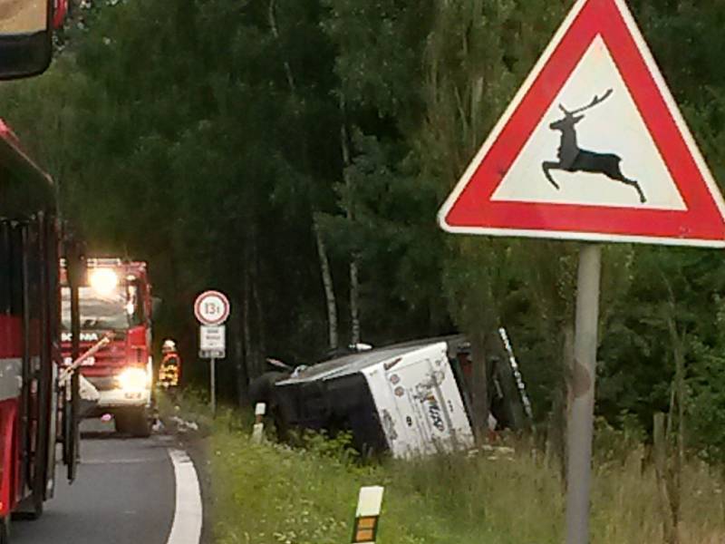 Tragická dopravní nehoda Škody Fabia a autobusu s cizinci u Řevničova, 31. července 2014. 