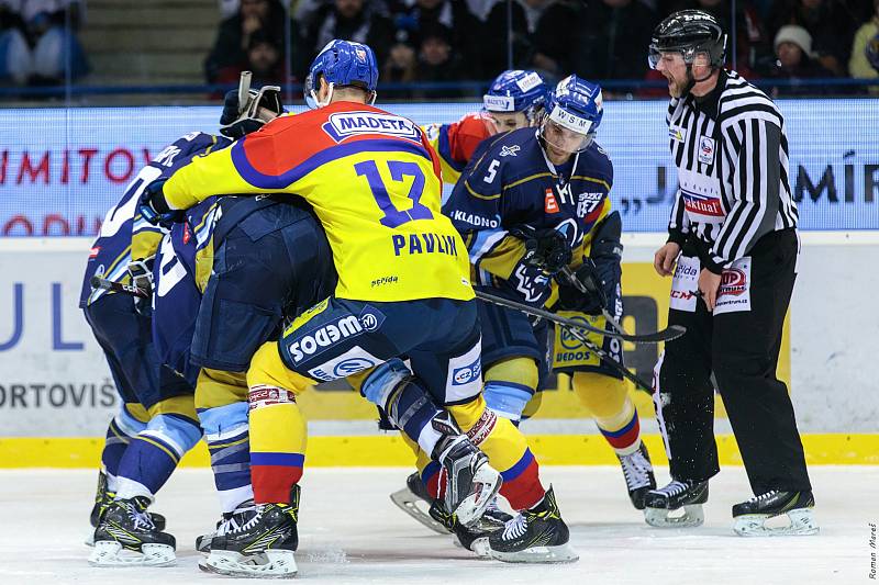 České Budějovice porazily ve čtvrtém zápase série Kladno (v modrém) a snížily stav na 1:3.