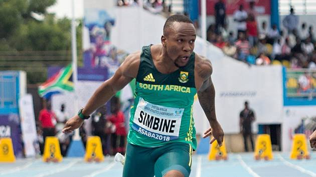 Akani Simbine, jihoafrická sprinterská hvězda atletického mítinku Kladno hází.