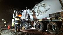 U nehody mixu s betonem poblíž Petříkova zasahoval i sací bagr.