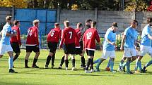 Kralupy (v modrém) v derby I. B třídy přehrály doma po obratu béčko Velvar 3:1. Pomohlo jim vyloučení Podivínského