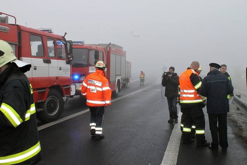 Vážná nehoda uzavřela na silnici I/7 u Panenského Týnce. Havaroval zde autobus se školními dětmi. 