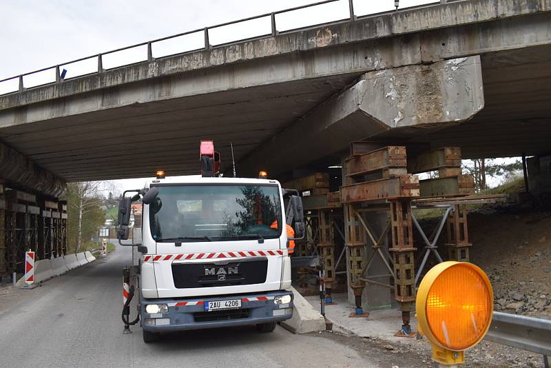 Zpevňování tělesa mostu v Netovicích pod silnicí I/7.