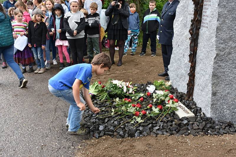 Odhalení pomníku obětem vlakového neštěstí v Zákolanech.