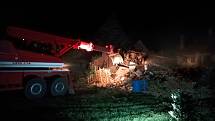 Fotografie z větrné pohromy v Chrášťanech, kdy vichr lámal stromy, trhal střechy i zničil stodolu