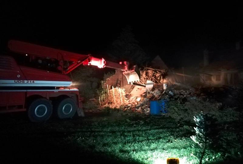 Fotografie z větrné pohromy v Chrášťanech, kdy vichr lámal stromy, trhal střechy i zničil stodolu