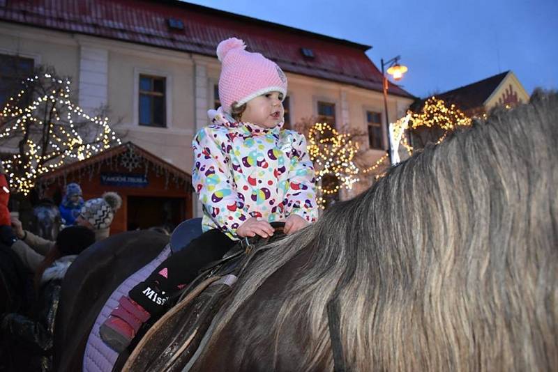 Tříkrálový průvod Kladnem vedený Josefem Františkem S. Králem a členy jezdecké stáje Tvrz Libušín 