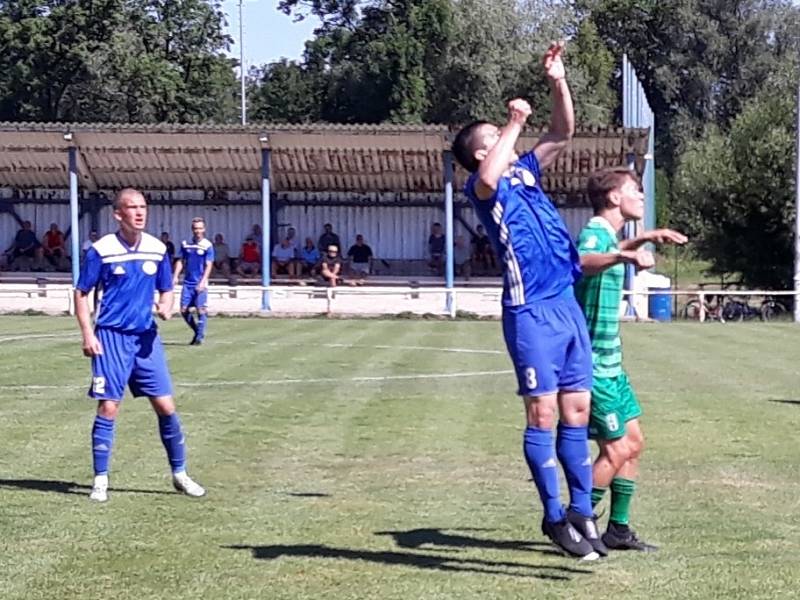 Velvary (v modrém) doma přemohly Loko Vltavín Praha 2:1.