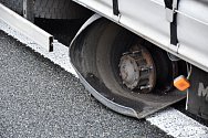 Zadní kola, která se za jízdy uvolnila z nákladního vozidla jedoucího ve směru z Prahy na Nové Strašecí, způsobila nehodu.