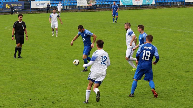 Tahák fotbalové divize: Kladno (v bílém) porazilo Louny a vystřídalo je v čele tabulky.