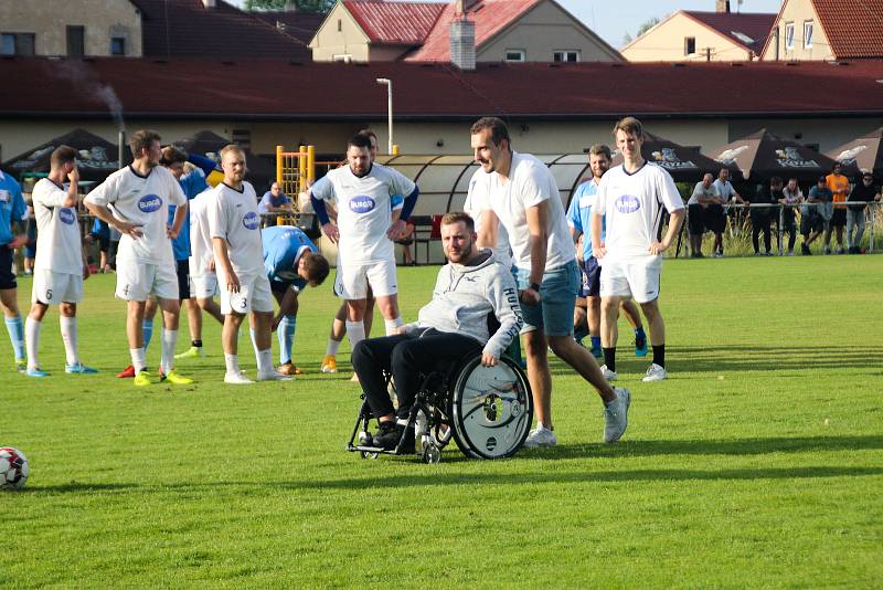 Jiří Sekáč, Tomáš Šmerha nebo Daniel Kružík. Hokejisté už popáté nazuli kopačky, aby pomohli svému kamarádovi Petru Křepelkovi, který po zranění skončil na vozíčku.