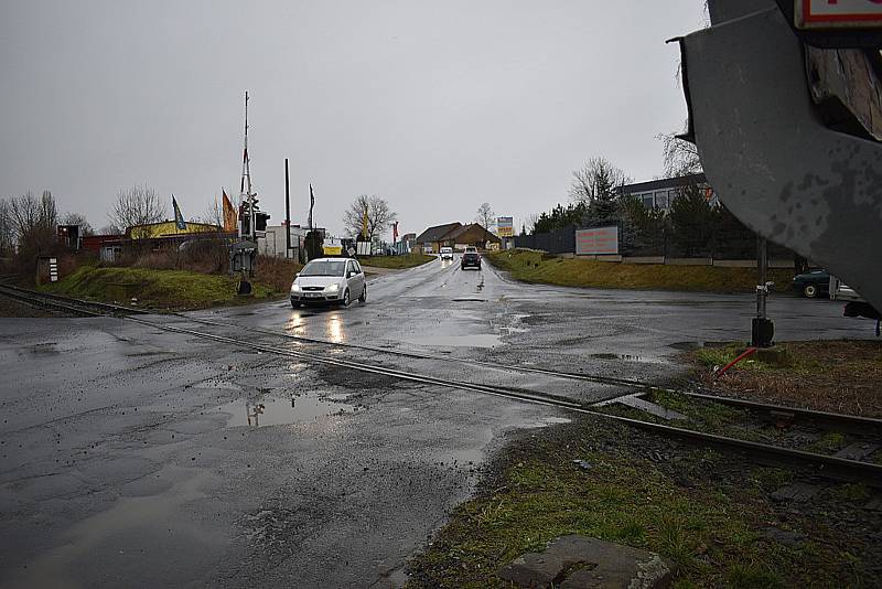 Několik aut uvízlo ve Slaném na železničním přejezdu.