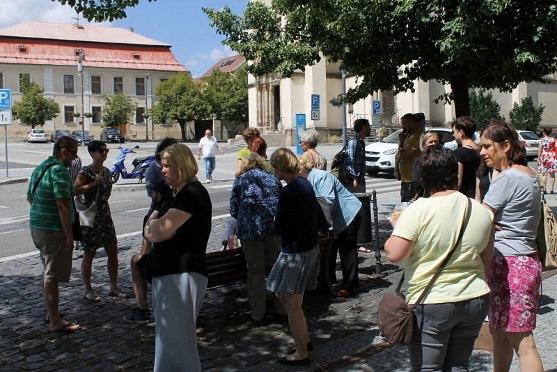 Zaměstnanci kladenského divadla odmítají odvolání jednatele, brání se peticí.