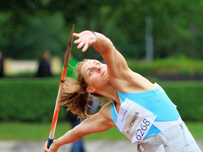 Eliška Klučinová vyhrála na mítinku v Kladně sedmiboj v českém rekordu 6283 bodů. Čtyřiadvacetiletá atletka vylepšila národní maximum o 15 bodů a kvalifikovala se na olympijské hry jako letos vůbec první Kladeňačka