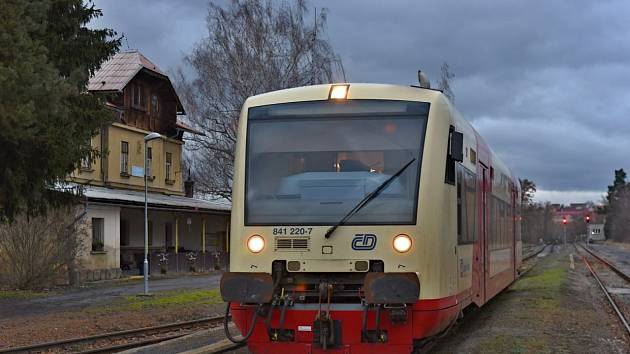 Motorový vůz Stadler RS1 841.2 na trati Kralupy - Louny ve stanici Klobuky v Čechách.