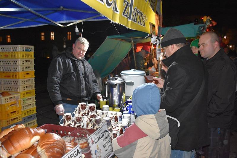 Slavnostně byl rozsvícen vánoční strom a osvětlení města Slaného.