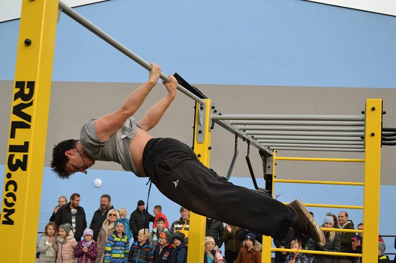 Ze slavnostního otevření parkourového a workoutového hřiště.