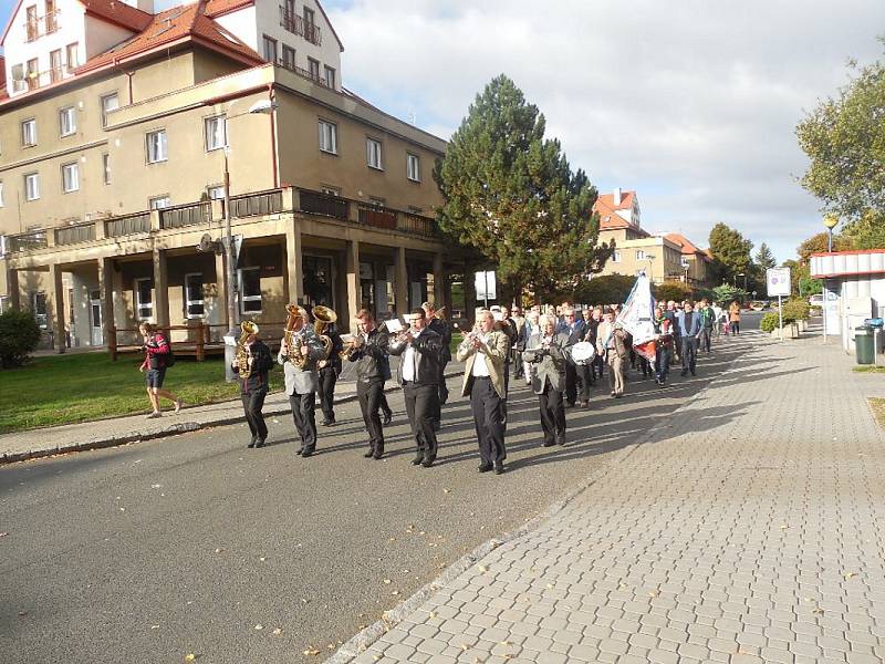 V neděli dopoledne vyšel ve Stochově slavnostní průvod k památnému dubu svatého Václava.