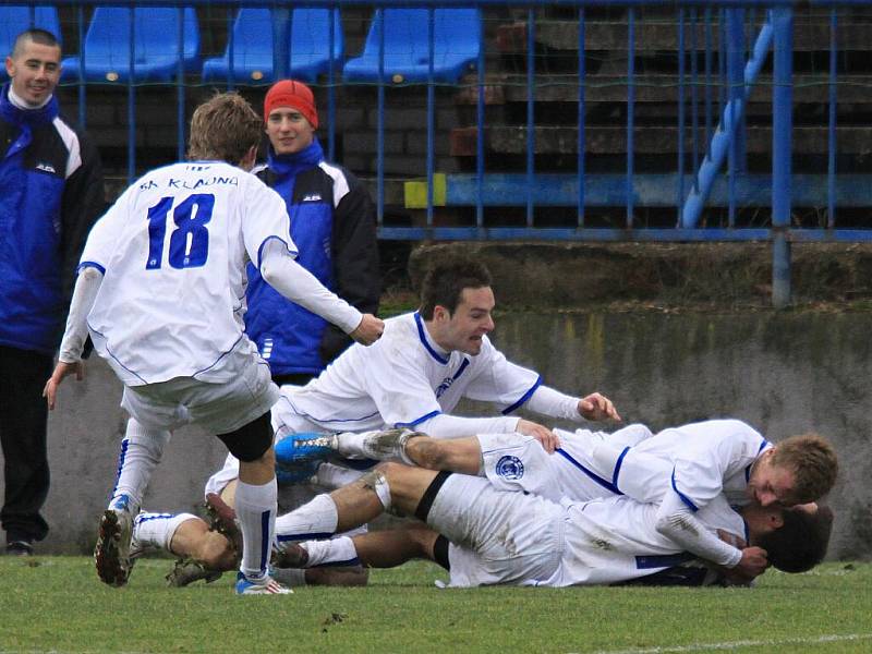 Rouček zvyšuje na konečných 2:1, radost domácích //  SK Kladno - Králův Dvůr  2:1 (0:1) , utkání 16 k. CFL. ligy 2011/12, hráno 26.11.2011