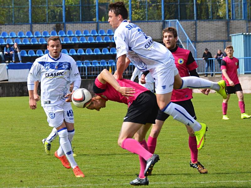 SK Kladno (v bílém) nečekaně doma přemohlo třetí tým divizní tabulky - Litoměřice 2:1. Na soupeře naskočil D. Šíma. 