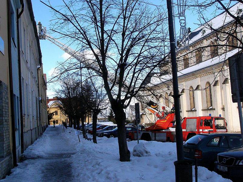 Ve dnech, kdy teplota stoupá nad nulu mají kladenští hasiči plné ruce práce s odstraňováním nebezpečných rampouchů a sněhu ze střech domů. Ve středu například zasahovali na budově arciděkanství v Kladně.