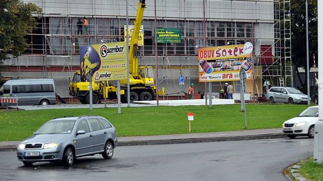 Rekonstrukce sportovní haly by měla být hotova do konce října a prý už také byla schválena dotace na opravu haly Bios. Jak ale bude vypadat nový zimní stadion, se ukáže až po volbách