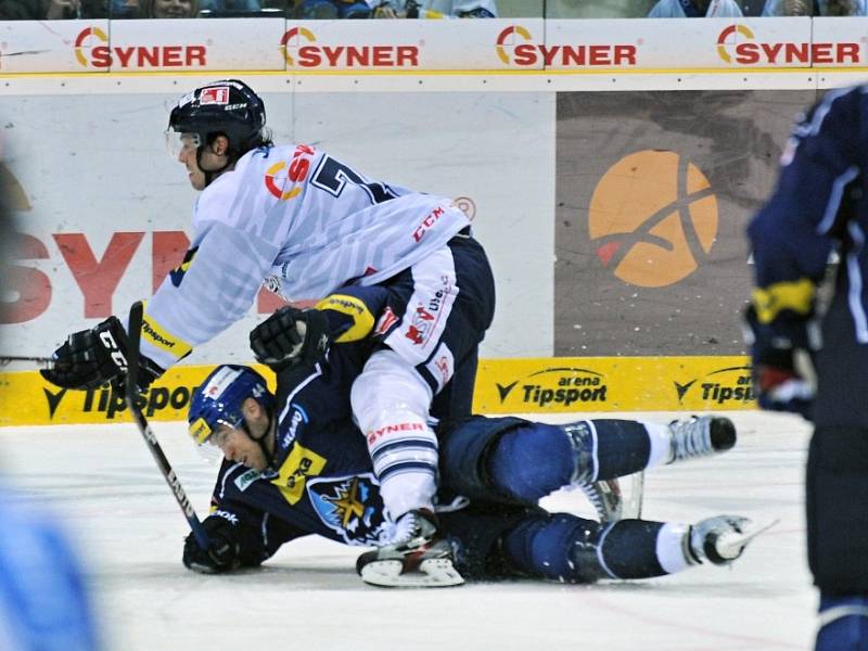 Liberec (v bílém) - Kladno. Na zemi Petr Hořava