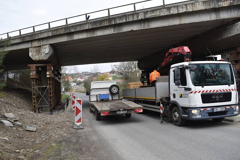 Zpevňování tělesa mostu v Netovicích pod silnicí I/7.