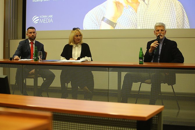 Prezident Petr Pavel (vpravo) debatuje s Kladeňáky.