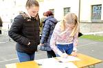 Ve dvoře Gymnázia Kladno stávkovaly stovky studentů.