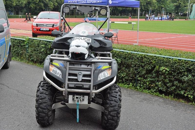 Přes bariéry s policií.