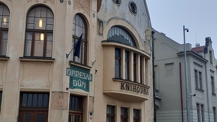 Na budově Středočeské vědecké knihovny v Kladně vlaje černá vlajka.