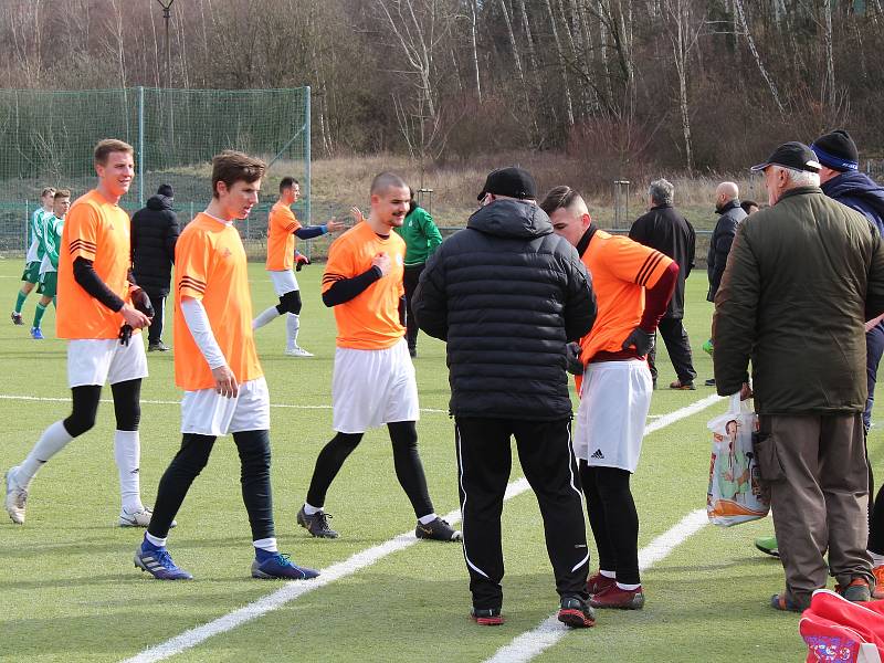 V přípravném zápase v Rynholci nečekaně vyhrálo Hořovicko (v oranžovém) nad o soutěž výš hrající Hostouní 3:0.