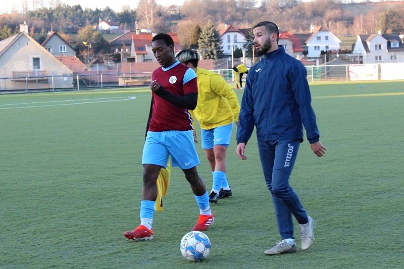 Fotbalová příprava: Kladno (v modrém) porazilo Rakovník 1:0.