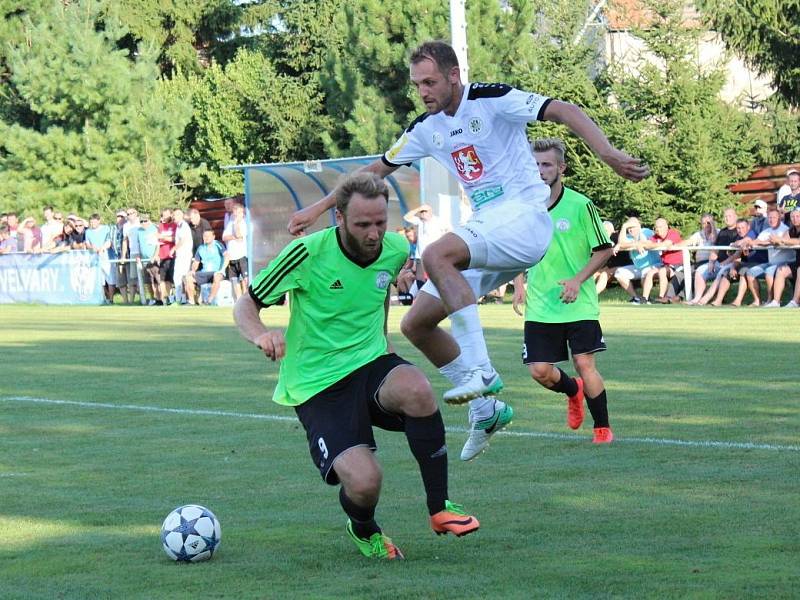 Velvary (v zeleném) prohrály v MOL Cupu s Hradcem Králové 0:1. Vlevo domácí opora Budějský