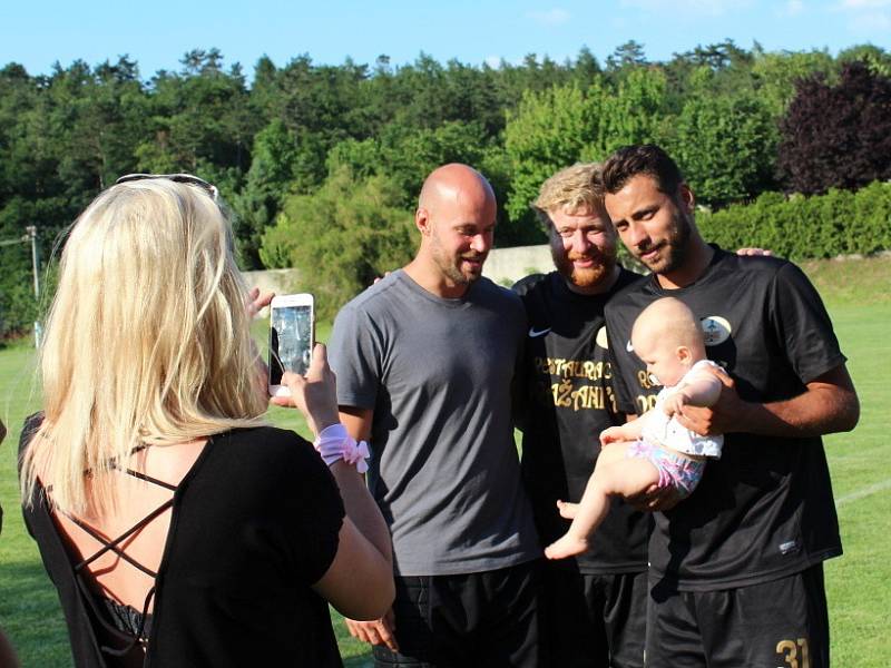 Hvězdy hrály pro Nikolku - Knovíz 16.6.2018. Kladenské hvězdy Radek Smoleňák, Jakub Voráček a Ondřej Pavelec.