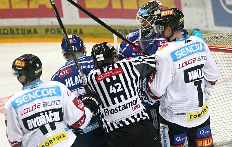 Jaromír Jágr vymyslel speciální zápas Kladno - Sparta na podporu Ukrajiny. Hrálo se v 02 areně, Sparta vyhrála 4:1. A výtěžek, který poputuje potřebných, se vyšplhal na tři a půl milionu korun. 