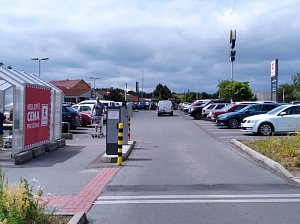 Kaufland v Kročehlavech omezí parkování závorou, město hledá náhradní řešení.