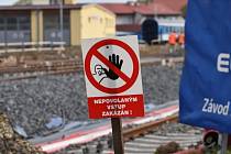 Řidiči, pozor! Železniční přejezd u Kožovky je uzavřen.