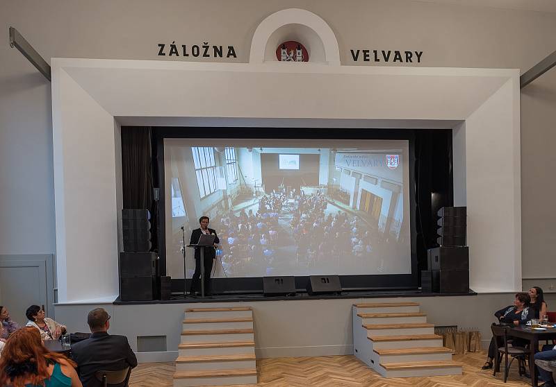 Ve čtvrtek 15. září byl otevřen společenský sál někdejšího Hotelu Záložna na náměstí Krále Vladislava ve Velvarech.