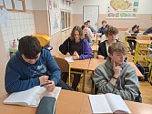 Intenzivní cvičení z českého jazyka a matematiky před nadcházejícími přijímačkami mají pravidelně i žáci devátých tříd z 10. ZŠ v ulici Cyrila Boudy v Kladně.