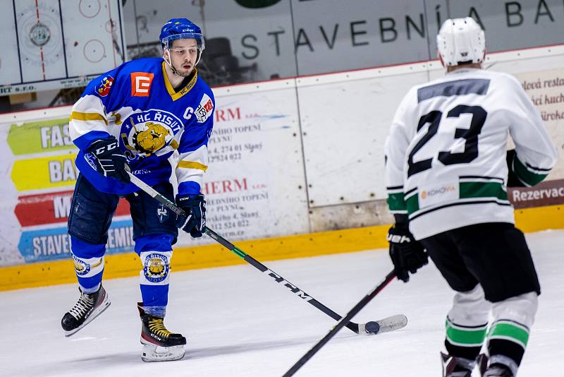 Ve čtvrtém kole play-down porazila Řisuty (v modrém) Bílinu 2:1 a na rozdíl od soupeře mají záchranu II. ligy ve vlastních rukách.