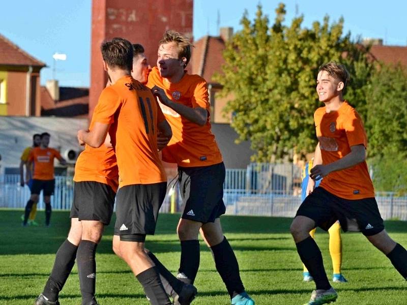 Slaný B (v oranžovém) potvrdilo v derby pozici favorita a porazilo Jedomělice 3:1.