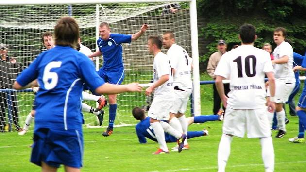 Velká Dobrá - Spartak Příbram 1:2. Domácí (v modrém) marně sahali po lepším výsledku. 