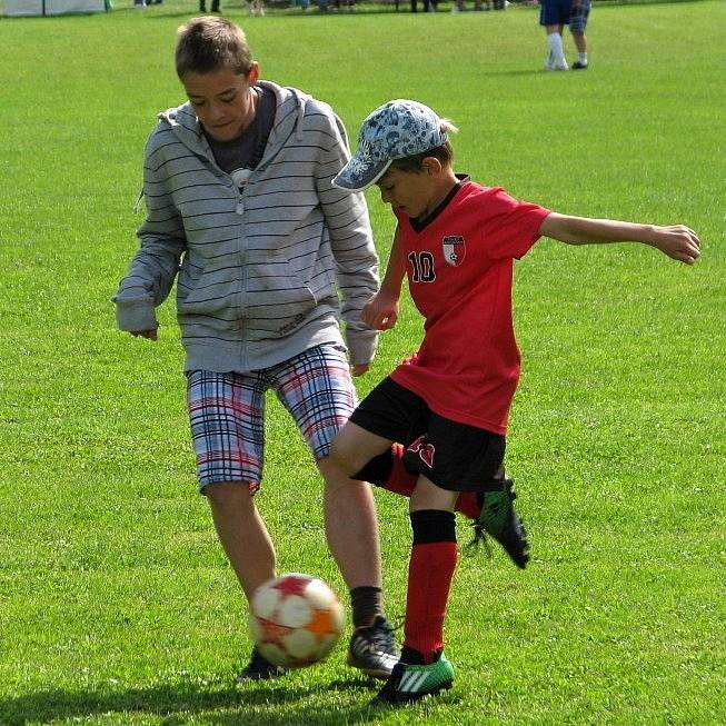 Sokol Zákolany slavil 100 let trvání. Moderovala zdejší celebrita Bára Štěpánová, přítomny byly také Ivan Hlas či elitní fotbalisté minulosti Ivan Hašek nebo Ladislav Vízek a jeho Kozlovna. 